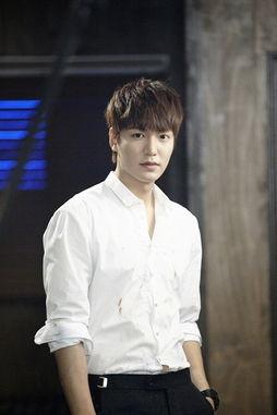 李敏镐最新照片,魅力依旧，风采依旧引人瞩目